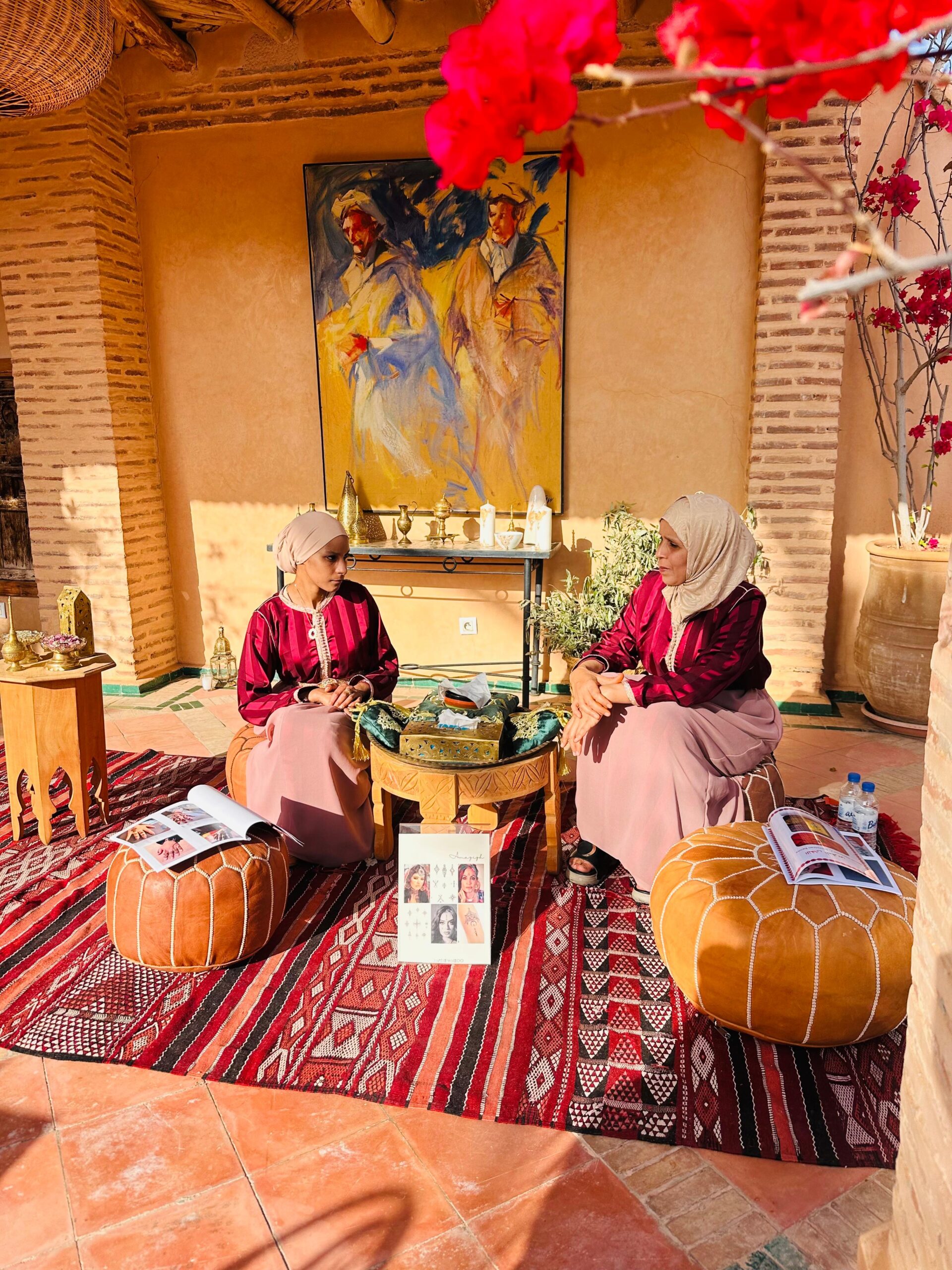 Deux femmes, artistes artisanales et traditionnelles